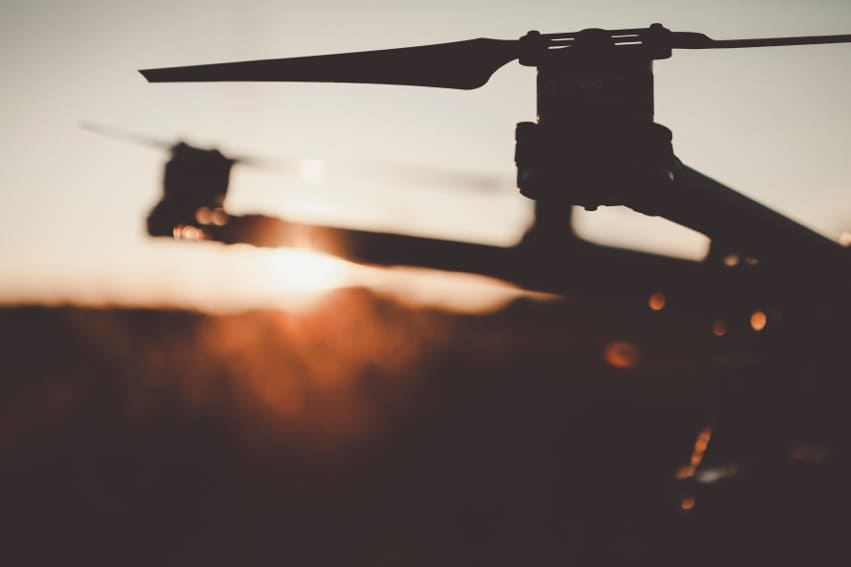 drone avec comme fond un coucher de soleil