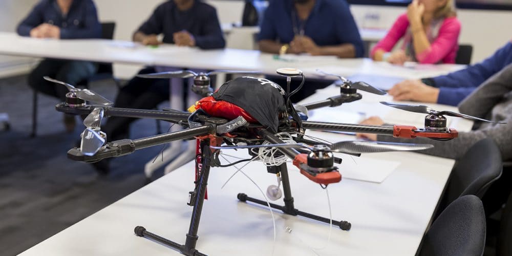 drone sur une table avec les élèves