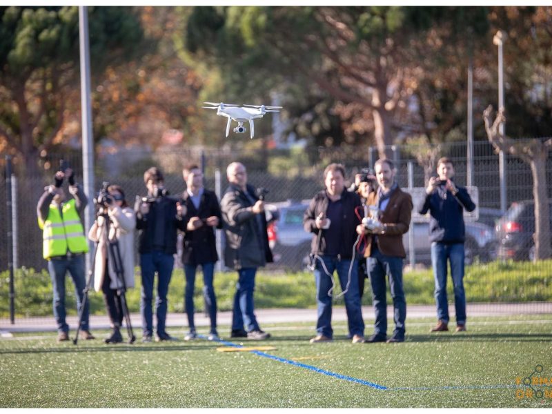 des personnes filment un drone volé